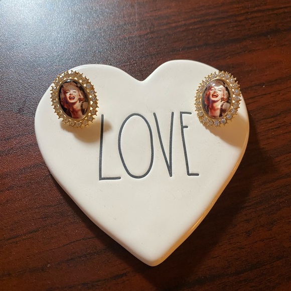Unique Marilyn Monroe Statement Goldtone Earrings - Picture 5 of 10